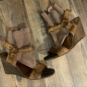 Adorable leather wedges with a vintage style!